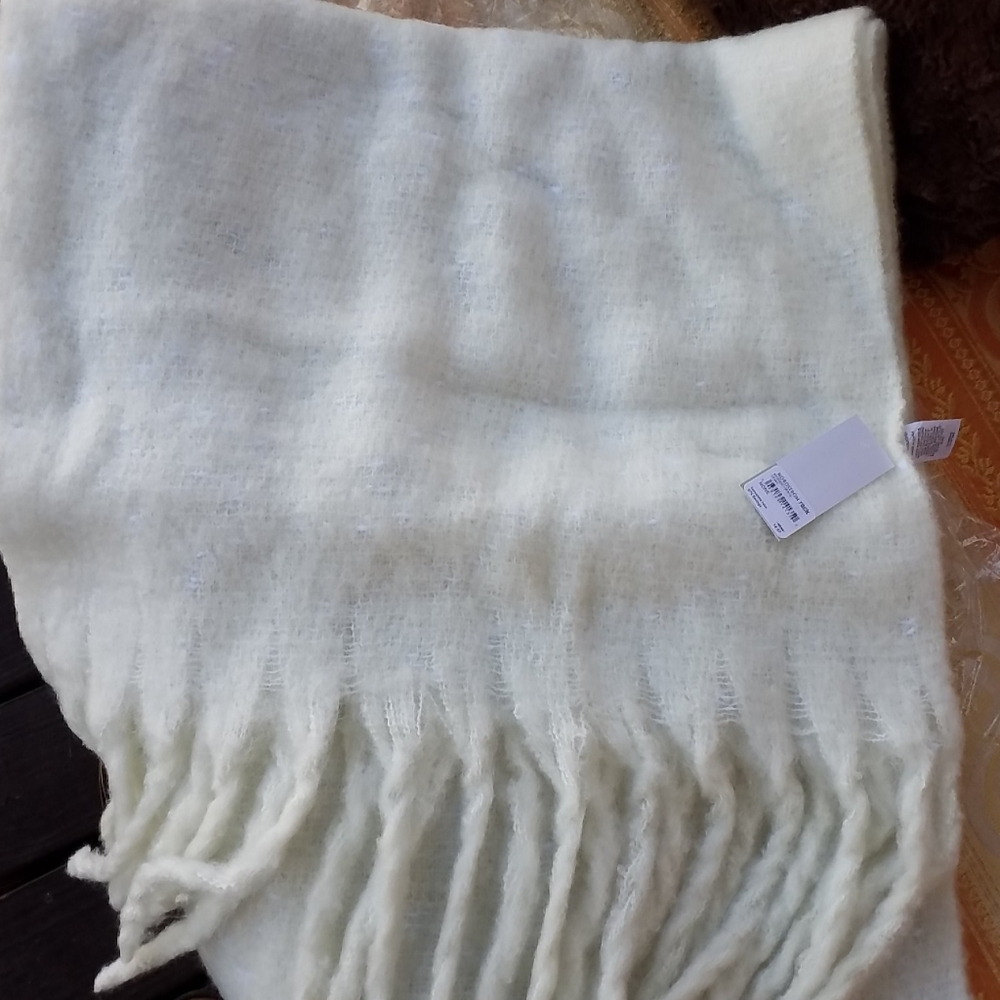 Fluffy Scarf NWT
